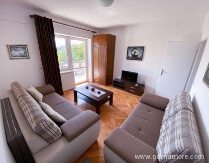 Appartamenti Krs Medinski, Appartamento con una camera da letto con vista mare e terrazzo PIANO TERRA, alloggi privati a Petrovac, Montenegro - Dnevna soba (1)